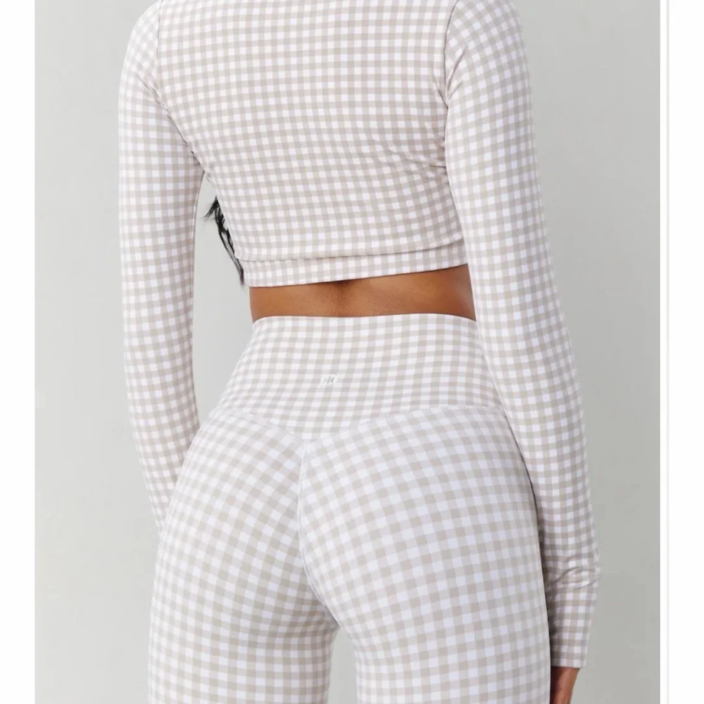 Astoria LUXE BALANCE Staple Sleeved Crop - Beige Gingham - Picture 3 of 7